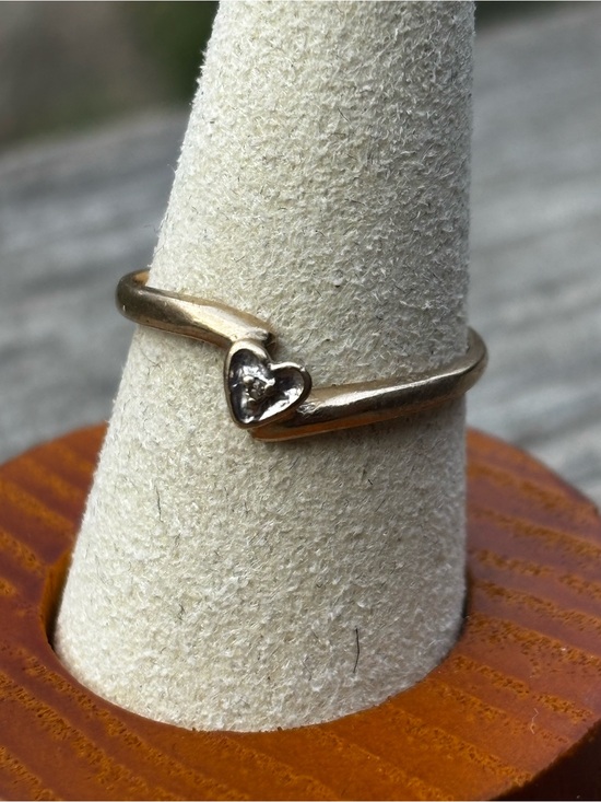 Vintage Jewelry - 10K Gold Heart Diamond Accent Women's Ring - Gold